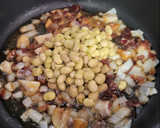 Foto del paso 3 de la receta: Habitas baby en aceite con jamón, boletus y huevo escalfado sobre picatostes