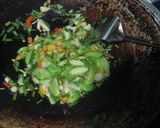 Foto langkah ke 8 dari resep Indomie Goreng Pete Acar Timun Lombok Ijo Praktis.