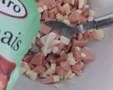 Foto langkah ke 4 dari resep Pizza Sosis Keju Kilat.