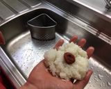 A picture of step 3 of Rice ball (onigiri).