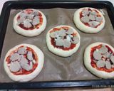 Foto langkah ke 5 dari resep Roti Pizza Home Made tanpa ulen tanpa telur.