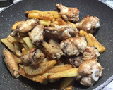 Foto del paso 3 de la receta: Alitas con patatas, al vino blanco y ajo con perejil