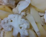 A picture of step 1 of Ghobhi aloo.