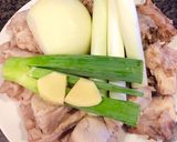 Hình bước làm 1 của món Bánh canh bột mì, bí đỏ nấu sườn cọng