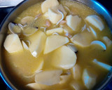 Foto del paso 2 de la receta: Patatas con almejas gulas y gambas