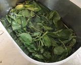 Une image de l'étape 1 de Sauce verte aux fanes de radis et herbes aromatiques.