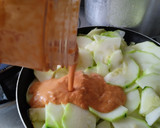Foto del paso 4 de la receta: Calabacines🥒🍲🥫 en salsa de pimiento rojo y tomate asado🍅🌶️🧅