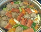Foto langkah ke 6 dari resep Sop Bakso Sosis Simple.