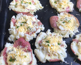 Foto del paso 3 de la receta: Papas escrachadas 3 quesos
