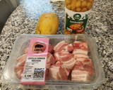 Foto del paso 1 de la receta: Patatas guisadas con costillas y garbanzos