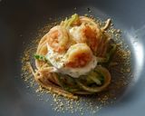 Foto del passaggio 5 della ricetta Spaghetti gamberi zucchine stracciatella e polvere di pistacchi