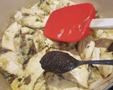 Foto del paso 4 de la receta: Pollo en salsa de setas, trufa y queso azul con verduras