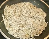 Foto del paso 5 de la receta Gulas con langostinos al ajillo