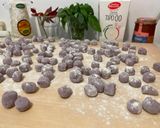 Foto del passaggio 3 della ricetta Gnocchi di patate viola con finferli, ricotta salate e peperone crusco
