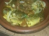 سمك الميرلان في الطجين بالبصلة والزبيب