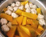 Hình bước làm 3 của món Canh Bí Đỏ Thịt Viên Cho Bé