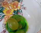 A picture of step 1 of Crazy Grapes Drink.
