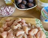 Une image de l'étape 2 de Émincé de poulet aux quetsches, miel, crème fraîche et vin moelleux.