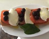 Foto del paso 3 de la receta: Crostini Caprese al ajo con aceitunas negras