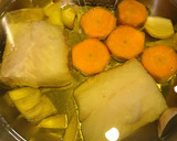 Foto del paso 1 de la receta: Bacalao confitado con puré de patatas, alcachofas y habitas
