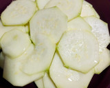 Foto del paso 1 de la receta: Tortilla de calabacín y cebolla