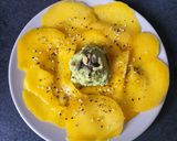 Une image de l'étape 6 de Rosace de carpaccio de mangue, avocat et mozzarella.