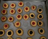 Foto langkah ke 8 dari resep Cookies selai blueberry & strawberry.