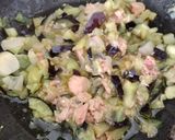 Foto del passaggio 3 della ricetta Farfalle con tonno e melanzana 🍆