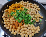 Foto del paso 7 de la receta: Guiso de garbanzos con rejos y tomate 🍲🍅🐙