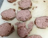 Foto del paso 6 de la receta: Rollo de carne picada con salsa de aceitunas negras