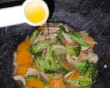 Foto langkah ke 4 dari resep Ca Brokoli Ayam Suwir.