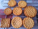 Crumble de almendra y dulce de leche, semicremoso de chocolate con leche y raviolis esféricos de mora