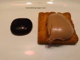 Crumble de almendra y dulce de leche, semicremoso de chocolate con leche y raviolis esféricos de mora