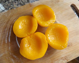 Foto del paso 2 de la receta: Postre improvisado con melocotones en almíbar y fruta con crema apto para diabéticos