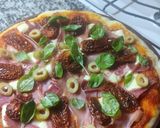 Foto del paso 10 de la receta: Pizzas caseras estilo Porteño (Pizza Rellena, Jamón crudo con albahaca y Especial)