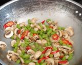 Foto langkah ke 6 dari resep Tumis Buncis Jamur Kancing.