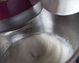 Une image de l'étape 2 de Meringues marbrées au chocolat.