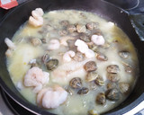 Foto del paso 5 de la receta: Merluza en salsa verde con almejas y gambas 🦐