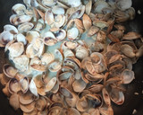 Foto del paso 1 de la receta: Almejas en salsa con ajo y perejil