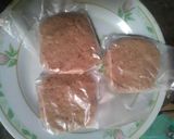 Foto langkah ke 3 dari resep Burger Nasi Patty Sosis.
