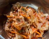 Foto langkah ke 2 dari resep Salmon Kimchi Jjigae.