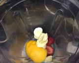 Foto del paso 1 de la receta: Licuado de frutilla, banana y mango