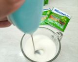 Foto langkah ke 2 dari resep Strawberry Matcha Latte.