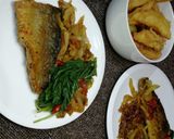 A picture of step 3 of Pan fried mackerel in sauce.