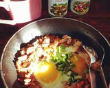 รูปขั้นตอนการทำที่ 4 ของ ไข่กระทะ ไก่ร่วนผักและใส้กรอก