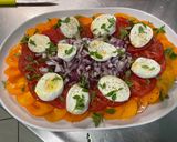 Une image de l'étape 9 de Salade de tomates bicolores à l’oignon rouge et mozzarella.