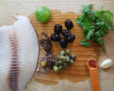 Foto del paso 1 de la receta: Filete de pescado con pasta de aceitunas, tomate y alcaparras
