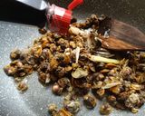 Foto langkah ke 2 dari resep Mamaci Kerang Oseng Kecap.