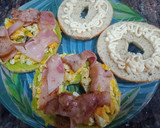 Foto del paso 3 de la receta: Bagel con guacamole, huevo y bacon