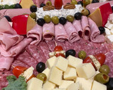 Foto del paso 3 de la receta: Charola de quesos y carnes frías